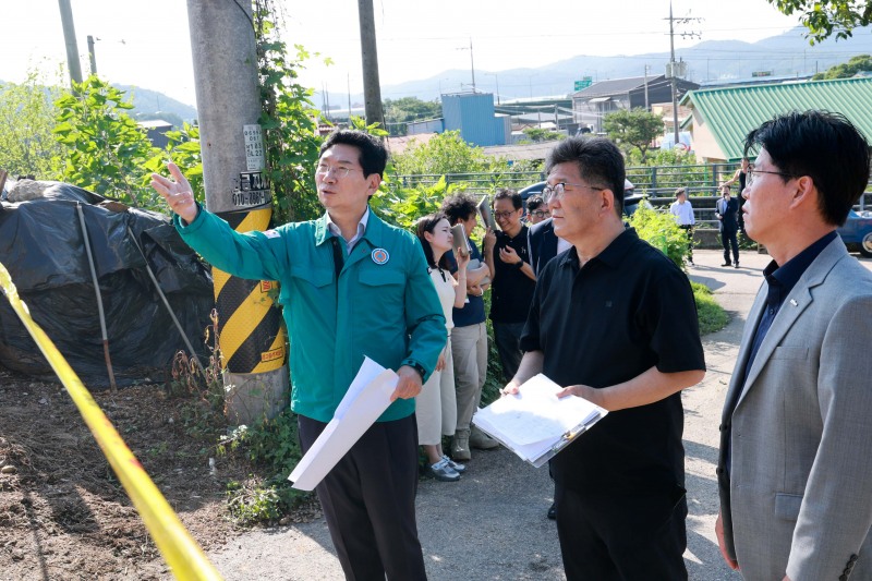 이상일 용인특례시장이 15일 처인구 남사읍 진목리 집중호우 피해 현장을 살펴보고 있다. /용인시