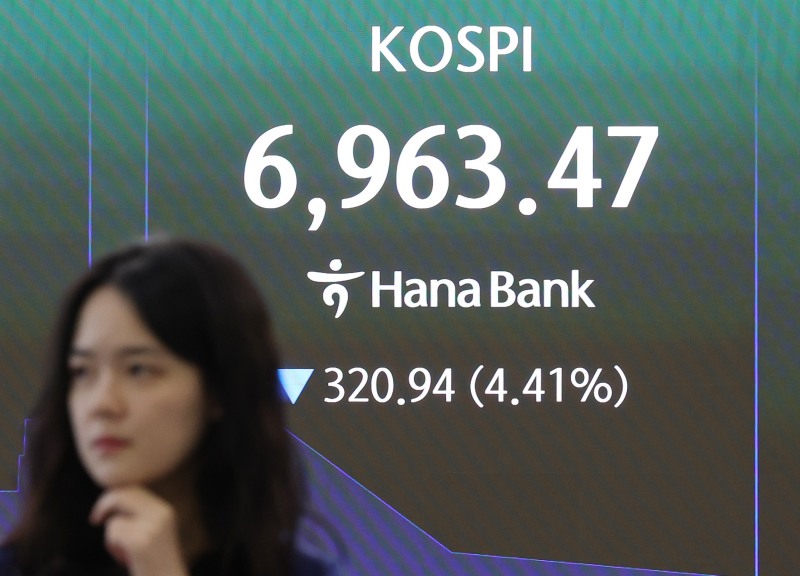 16일 서울 중구 하나은행 딜링룸 현황판에 코스피가 표시되고 있다./연합뉴스