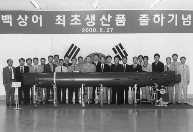 LG정밀 임직원을 비롯한 참석자들이 2000년 6월 27일 구미공장에서 열린 중어뢰 ‘백상어’의 ‘최초 생산품 출하기념식’에서 기념촬영을 하고 있다. 사진= LIG D&A