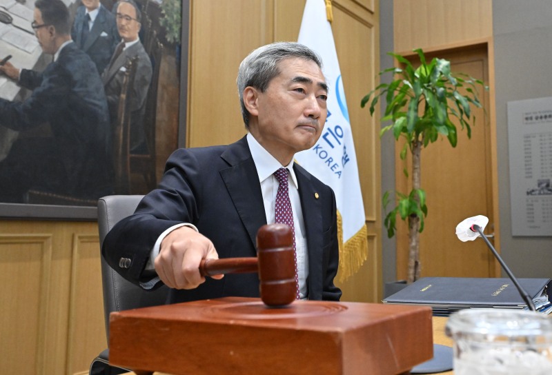 한국은행 신현송 총재가 16일 서울 중구 한국은행에서 열린 금융통화위원회 본회의에 참석해 의사봉을 두드리고 있다./연합뉴스