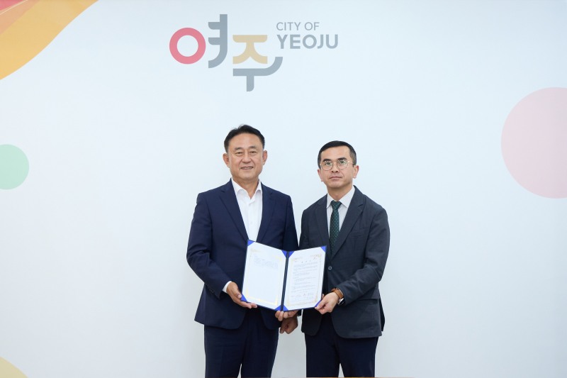이충우 여주시장과 박호현 SK하이닉스 부사장이 함께 하고있다. /여주시