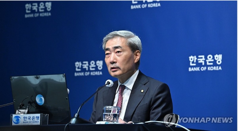 신현송 한국은행 총재는 16일 기자간담회에서 국내 물가 성장률이 목표 수준보다 상당기간 높게 유지될 것 같다며 추가 금리 인상 가능성을 예고했다. 사진=공동취재기자단