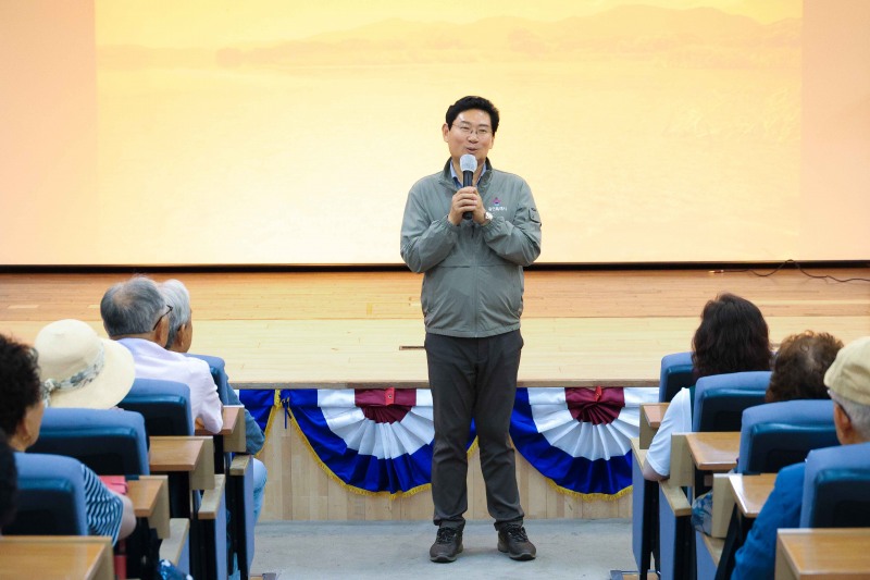 이상일 용인특례시장이 16일 용인노인대학 1학기 종강식에서 인사말을 하고있다./용인시