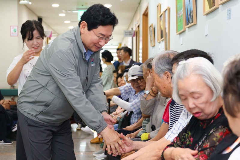 이상일 용인특례시장이 16일 용인노인대학 1학기 종강식에서 어르신들과 인사를 나누고있다./용인시