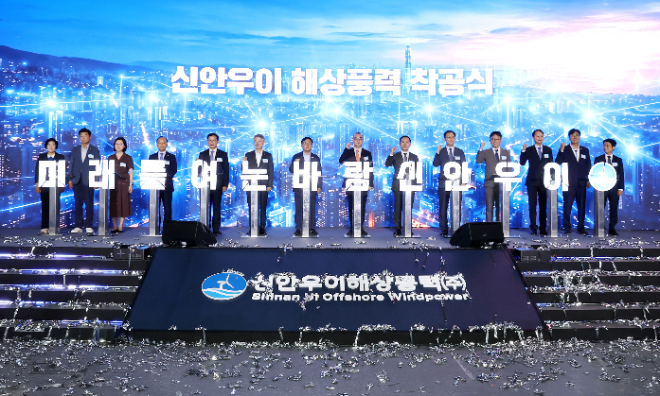 왼쪽 네 번째부터) 이영조 한국중부발전 사장, 이재각 진도군수, 민형배 전남광주통합특별시장, 김성환 기후에너지환경부 장관, 정인섭 한화오션 사장, 김태성 신안군수가 16일 전라남도 신안군에서 열린 ‘신안우이 해상풍력 발전사업’ 착공식에서 착공 세리머니를 하며 기념촬영을 하고 있다. 사진= 한화오션