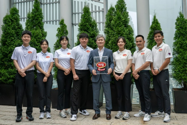 (왼쪽에서 다섯번째) 천세기 하림지주 사장(하림드래곤즈 구단주)과 하림드래곤즈 선수들이 기념촬영을 하고 있다. / 이미지 = 하림그룹