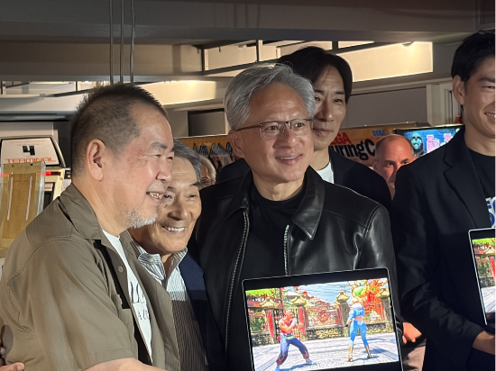 15일 일본 도쿄 아키하바라에서 엔비디아와 일본 게임 회사 세가(SEGA)의 파트너십 30주년 기념 이벤트에 참석한 젠슨 황 엔비디아 최고경영자. (연합뉴스)