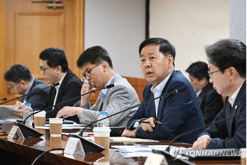 구윤철 부총리 겸 재정경제부 장관이 16일 서울 중구 은행연합회에서 열린 시장상황점검회의를 주재하고 있다. 사진=재정경제부 제공