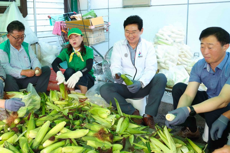 이상일 용인특례시장이 이동읍 새마을부녀회원들과 함께 옥수수를 손질하고 있다. /용인시