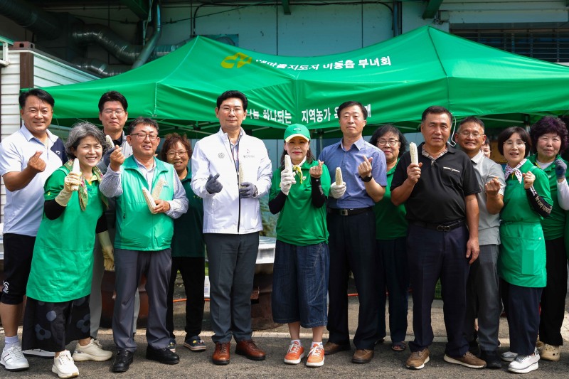 이상일 용인특례시장이 17일 이동읍 새마을부녀회가 마련한 '지역농가 상생 위한 옥수수 판매 행사'에 참석했다. /용인시