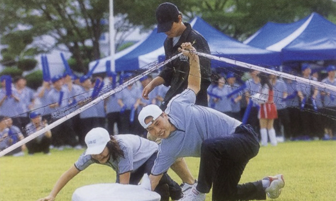 넥스원퓨처가 2004년 전 직원이 참여한 가운데 개최한 한마음페스티벌에서 직원들이 경기를 하고 있다. 사진= LIG D&A