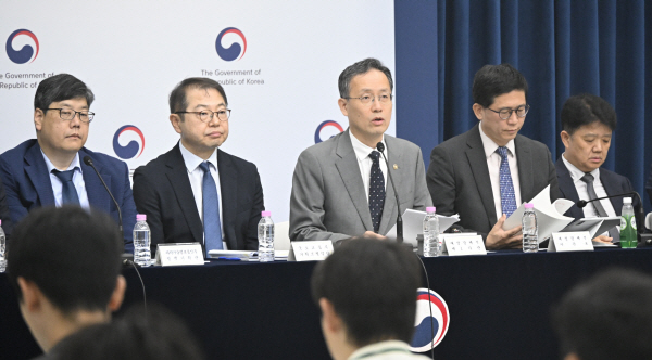 (가운데)이형일 재정경제부 차관이 지난 10일 정부세종청사에서 열린 ‘2026년 하반기 경제성장전략’ 상세 브리핑에서 주요 내용을 발표하고 있다./재정경제부