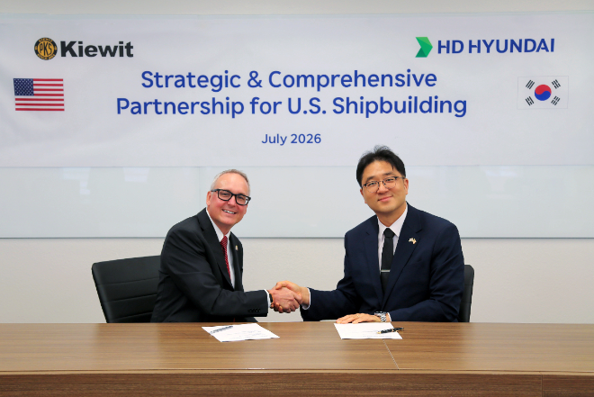 HD현대가 미국 종합 EPC 기업 ‘키윗(Kiewit)’ 社와 ‘조선 사업 협력을 위한 전략적 파트너십’을 체결했다 채드 존슨(Chad Johnson) 키윗오프쇼어 CEO와 최한내 HD한국조선해양 기획부문장이 미국 텍사스주 코퍼스크리스티에 위치한 키윗오프쇼어 본사에서 협약을 체결한 뒤 기념촬영을 하고 있다. 사진= HD현대