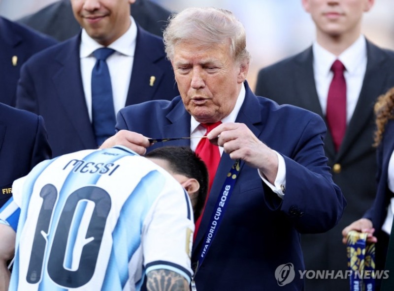 메시에게 준우승 메달 걸어주는 트럼프 대통령 / 사진=연합뉴스