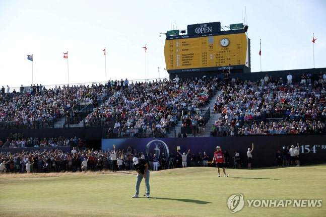 18번 홀에서 퍼트하는 라이언 폭스 / 사진=연합뉴스