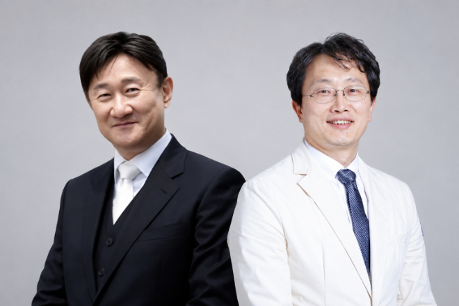 가톨릭대학교 의과대학 의생명과학교실 전흥재 교수, 은평성모병원 신경외과 홍재택 교수. (사진제공=가톨릭대학교 가톨릭중앙의료원)