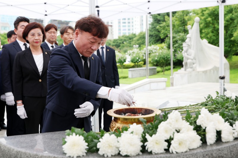 남종섭 경기도의회 의장이 현충탑에 분향을 하고 있다. /경기도의회