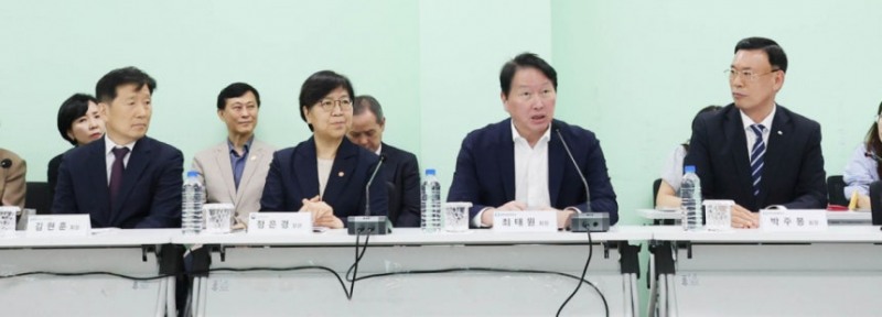 최태원 대한상공회의소 회장(오른쪽 두 번째)이 20일 경기도 화성시 에서 진행된 나래울종합사회복지관에서 열린 복지사각지대 해소를 위한 기부금 전달식에서 발언하고 있다. /사진=대한상공회의소
