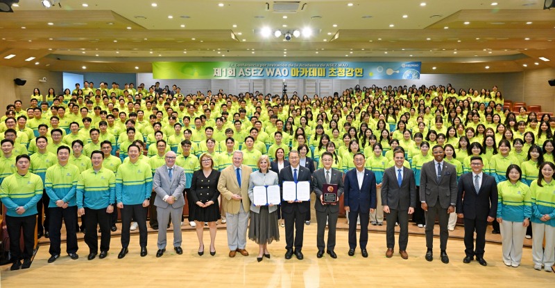 하나님의 교회 직장인청년봉사단 ASEZ WAO가 19일 ‘새예루살렘 판교성전’에서 ‘제1회 ASEZ WAO 아카데미 초청강연’을 개최했다. ASEZ WAO와 푸에르토리코 애틀랜틱대학교가 업무협약(MOU)을 체결한 후 참석자들과 함께 밝은 표정으로 기념촬영을 하고 있다.
