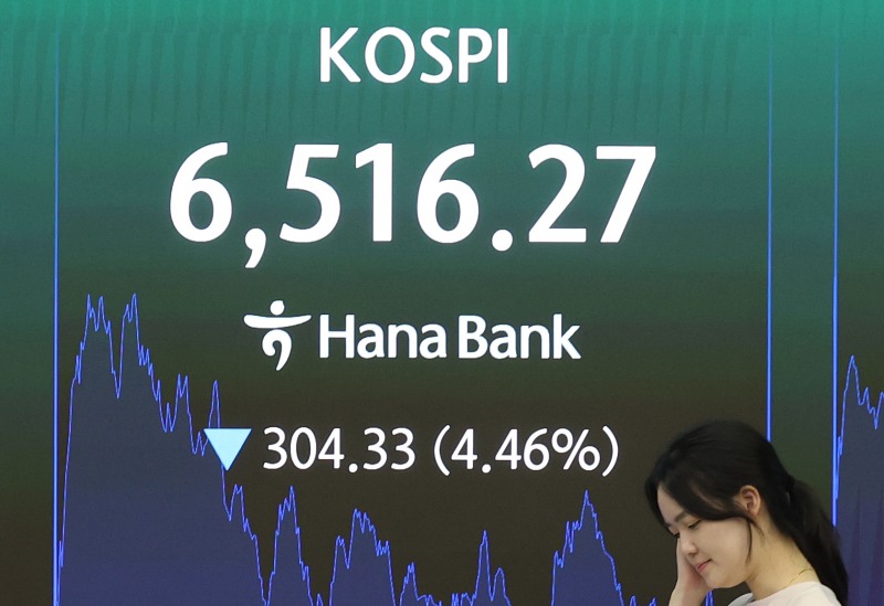 20일 서울 중구 하나은행 딜링룸 현황판에 코스피가 표시되고 있다./연합뉴스