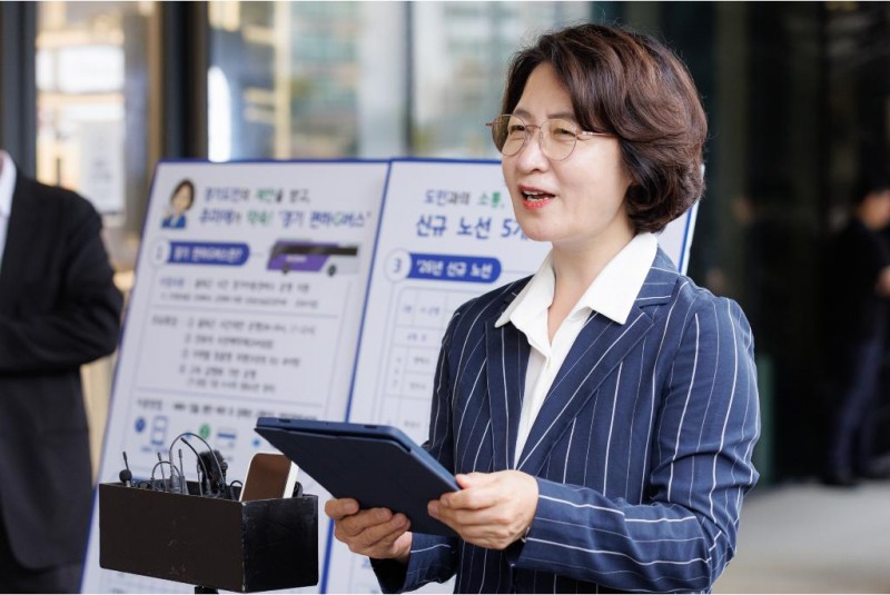 20일 오후 성남시 판교역 동편 정류소 인근에서 추미애 경기도지사가 경기편하G버스 확대 관련 기자회견을 하고 있다./경기도