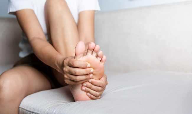 통풍은 혈액 속 요산이 관절에 바늘 모양 결정으로 쌓여 극심한 통증과 염증을 일으키는 질환이다. 엄지발가락이 밤사이 벌겋게 붓고 스치기만 해도 아플 정도로 발작이 오는 것이 전형적이다. <사진=클립아트코리아 제공>