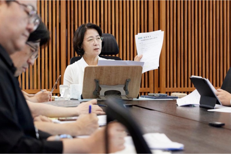 20일 오전 경기도청 집무실에서 추미애 경기도지사가 제2차 경기미래투자공사 TF 전략회의를 하고 있다./경기도