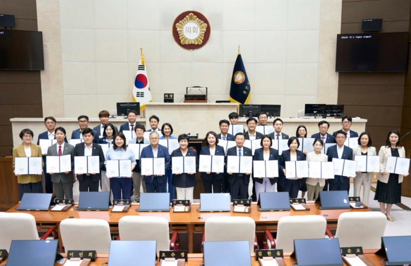 용인시의회 의원들이 청렴서약서를 들고 기념촬영을 하고 있다. /용인시의회
