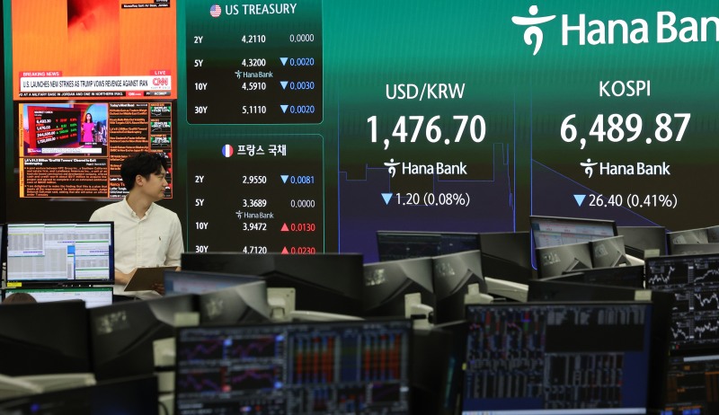 21일 서울 중구 하나은행 본점 딜링룸에서 직원들이 업무를 보고 있다./연합뉴스