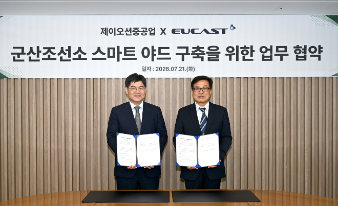 김재형 유캐스트 대표(왼쪽)와 하희정 제이오션중공업 대표가 21일 ‘군산조선소 스마트 조선소 구축 및 이음5G(5G 특화망) 기반 피지컬 인공지능(AI) 솔루션 도입 사업’을 위한 업무협약을 체결한 뒤 기념촬영을 하고 있다. 사진= 제이오션중공업