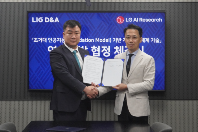 김현기 LIG D&A C5ISR 사업본부장(왼쪽)과 이화영 LG AI연구원 사업부문장(오른쪽)이 지난 20일 LIG D&A 서울사무소에서 양사간 ‘초거대 인공지능 기반 지휘통제체계 기술개발을 위한 업무협약(MOU)’ 체결행사를 뒤에 기념사진을 촬영하고 있다. 사진= LIG D&A
