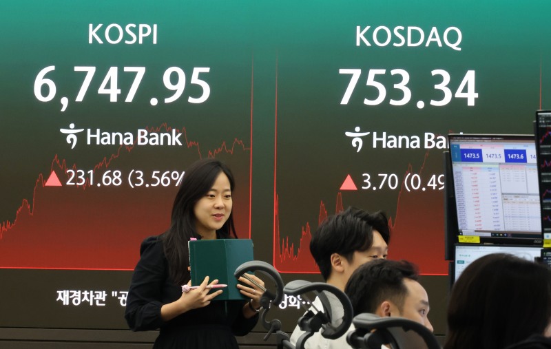 코스피가 반등에 성공하며 6747.95로 마감한 21일 서울 하나은행 본점 딜링룸에서 직원들이 증시와 환율을 모니터하고 있다./연합뉴스