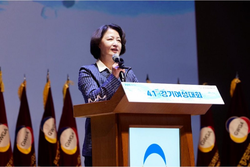 21일 오후 경기아트센터에서 열린 제41회 경기여성대회에서 추미애 도지사가 축사를 하고 있다./경기도