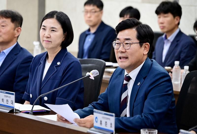 박찬대 인천시장이 20일 시청 영상회의실에서 열린 '민선9기 제1회 시장, 군수·구청장 정책회의'에서 군수·구청장들과 주요 안건을 논의하고 있다./인천시