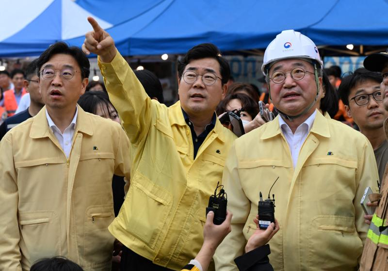 박찬대 인천시장이 20일 서해구 물류센터 화재현장에서 윤호중 행정안전부장관과 피해상황 등을 점검하고 있다./인천시