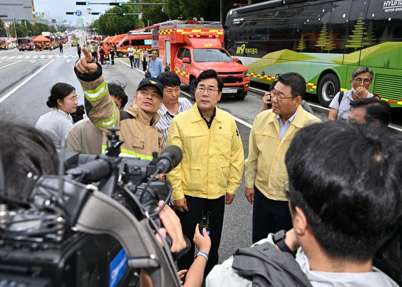 박찬대 인천시장이 20일 서해구 물류센터 화재현장에서 피해상황 등을 점검하고 있다./인천시