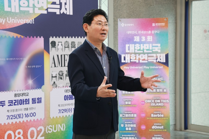이상일 용인특례시장은 21일 '제3회 대한민국 대학연극제' 본선 경연 작품 '영점' 관람에 앞서 대학연극인들을 응원했다. /용인시