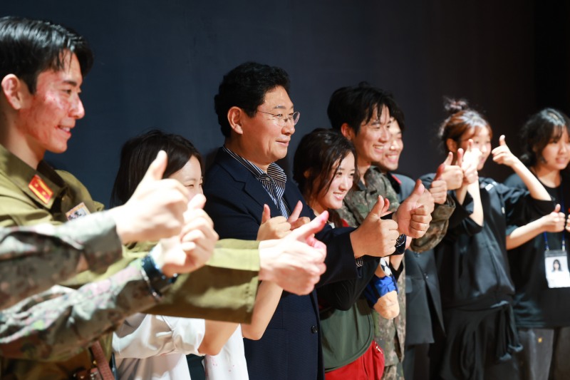 이상일 용인특례시장이 21일 '제3회 대한민국 대학연극제' 본선 경연 작품 '영점' 관람 후 연기자들과 기념 촬영하고 있다./용인시