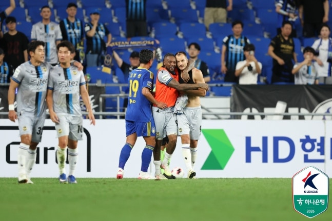 승리로 경기 마치고 페리어와 기쁨 나누는 인천 무고사 / 사진=한국프로축구연맹 제공
