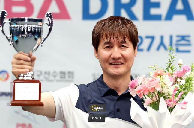 우승 트로피를 든 박기호 / 사진=PBA 제공