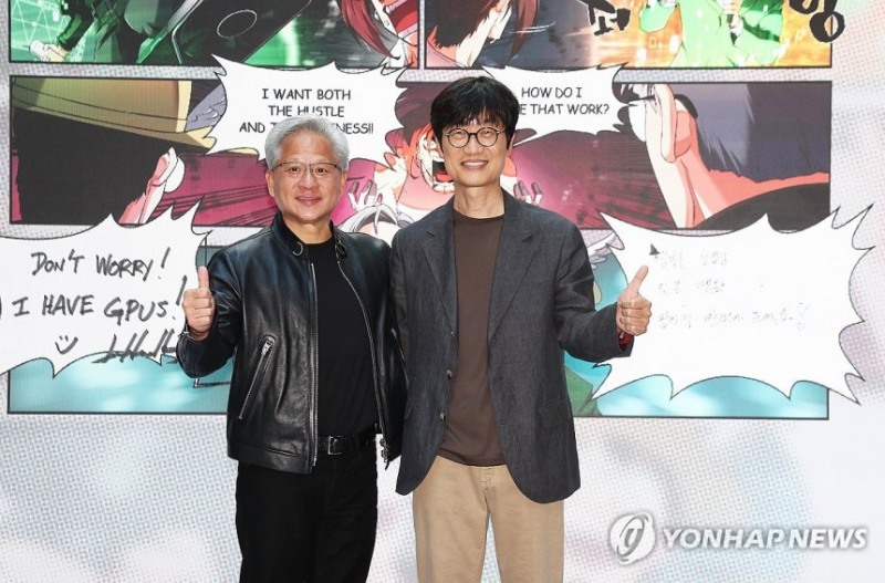 젠슨 황 엔비디아 최고경영자(CEO)가 8일 경기도 성남시 네이버 1784 사옥을 방문해 이해진 네이버 의장과 포즈를 취하고 있다.