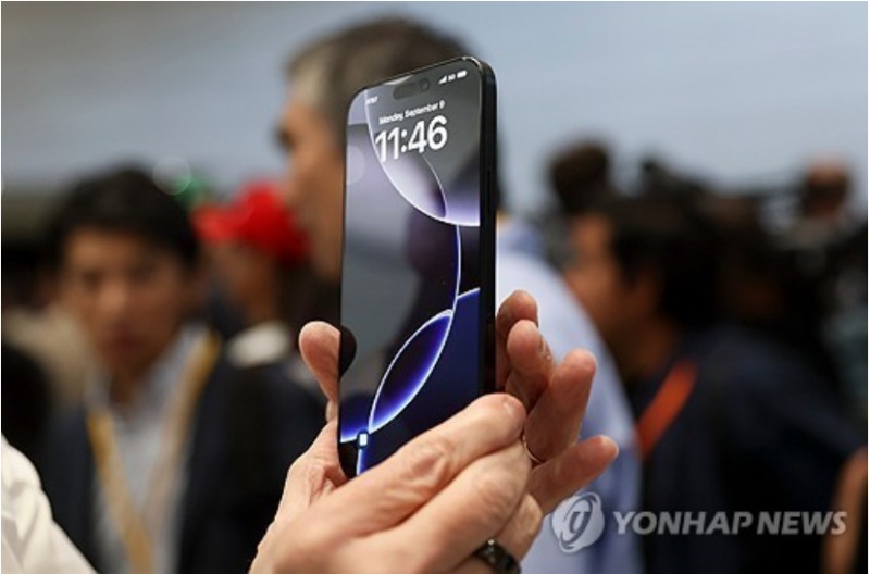 애플이 28일부터 대부분의 아이폰 제품에 대해 구독제를 시행할 것이라고 블룸버그통신이 21일(현지시간) 보도했다. 사진=AP, 연합뉴스