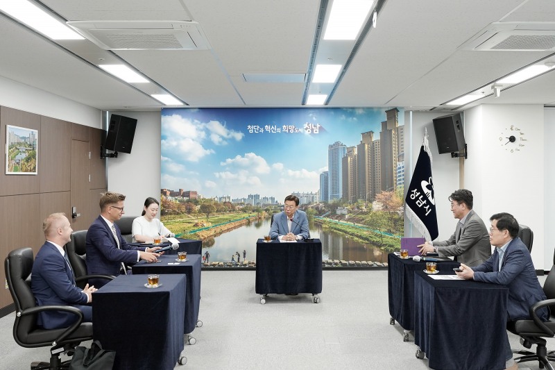 신상진 성남시장(가운데)이 22일 시청 제1회의실에서 마르친 미에진스키 브로츠와프시 교육국 부국장(왼쪽에서 두번째)과 환담하고 있다./성남시