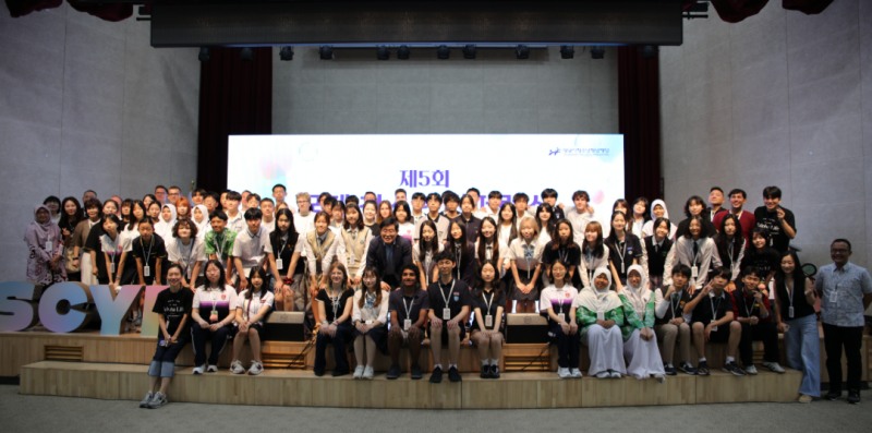 국립국제교육원에서 열린 제5회 국제청소년컨퍼런스 참석자들이 기념촬영을 하고있다. /성남시