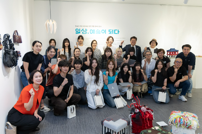 단체사진. 뒷줄 오른쪽부터 김종희 총장, 김영준 부총장. (사진제공=상명대)