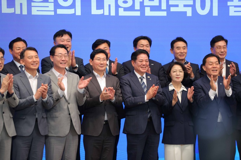이상일 용인특례시장이 22일 ‘민선 9기 도지사-시장·군수 간담회’에서 추미애 지사, 시군 단체장들과 기념사진 촬영을 하고 있다./용인시