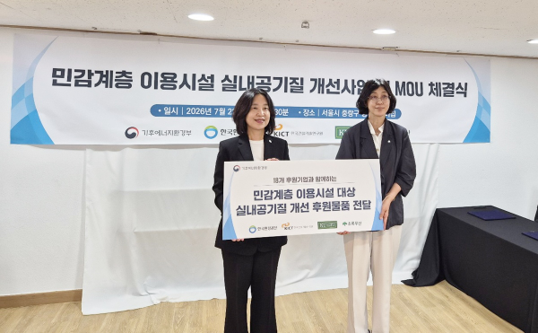 송현주 웰스상품전략 부문장(왼쪽)과 전상은 한국환경공단 단장(오른쪽)이 업무협약(MOU) 체결 후 기념 촬영을 하고 있다.