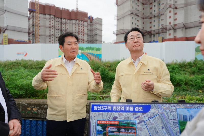 조용호 오산시장과 정명근 화성시장이 함께 하고있다. /오산시