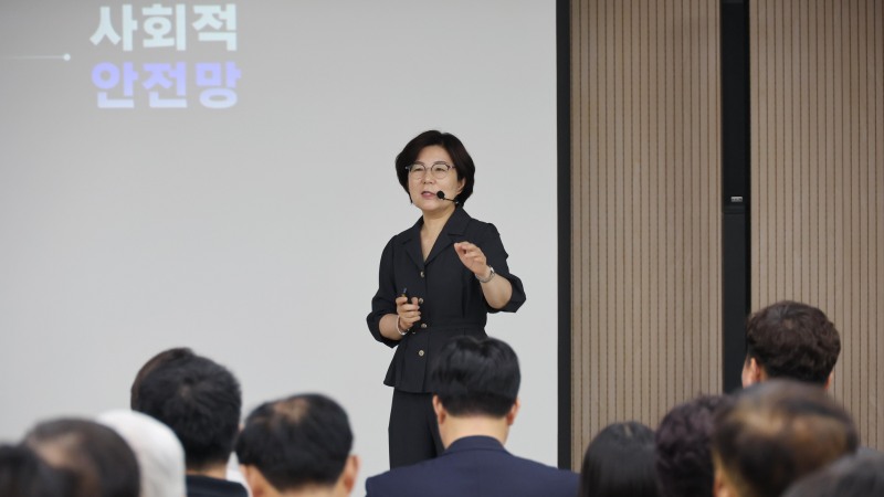 김보라 안성시장이'2026년 하반기 정책공감토크'에서 안성 시정을 설명하고 있다. /안성시