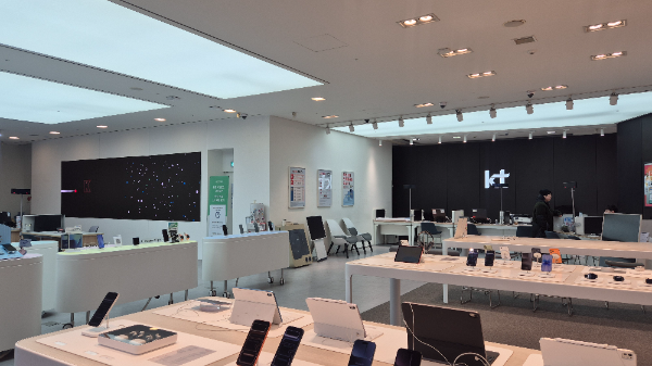 KT플라자 강남역점 매장 전경. 다양한 기종의 스마트폰을 직접 체험해 볼 수 있다